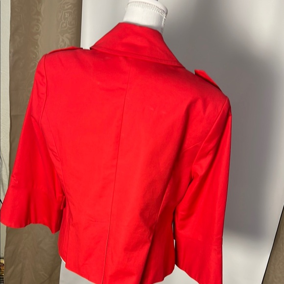 Striking Red Trench Coat with Flared Sleeves and Wide Collar - Picture 5 of 10